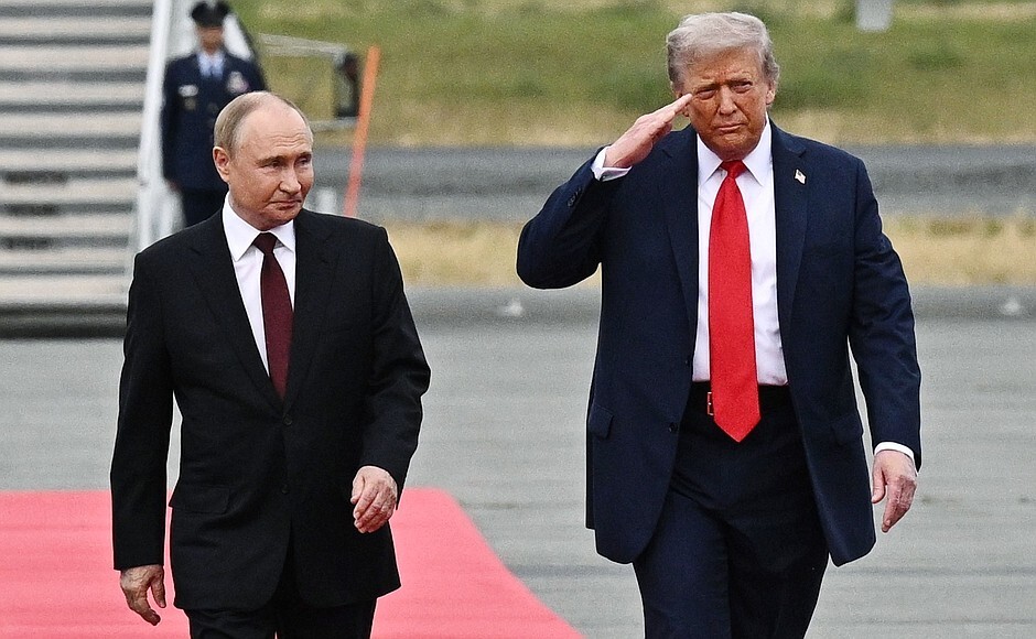 Putin y Trump en la pista del aeropuerto de Anchorage, Alaska, el 15 de agosto de 2025.