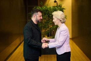 Zelenski subraya que la cuestión territorial de Ucrania "sólo" se puede abordar en una cumbre trilateral, con Kiev y Washington