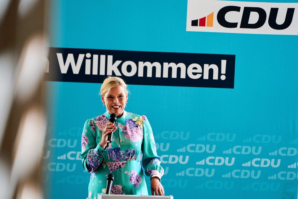 Julia Klöckner, presidenta del Bundestag, pronuncia un discurso en la fiesta de verano de la CDU en Coblenza, Alemania, el 17 de agosto de 2025