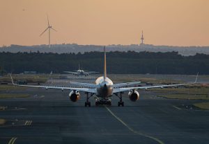 Volar sigue siendo más barato que el tren en la mayoría de las rutas dentro de la UE, según estudio de Greenpeace