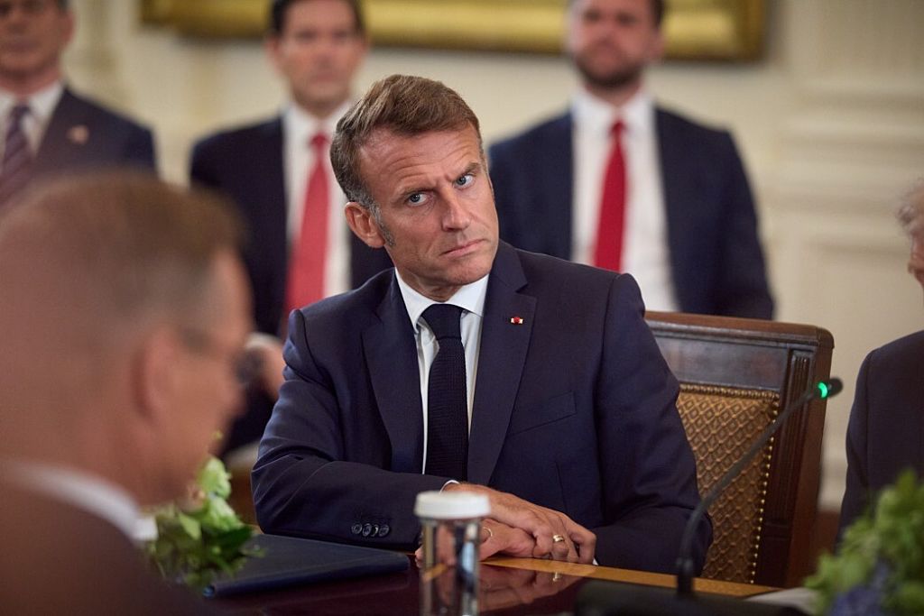 El presidente de Francia, Emmanuel Macron, asiste a una reunión multilateral con líderes europeos en el Salón Este de la Casa Blanca en Washington D.C., el 18 de agosto de 2025.