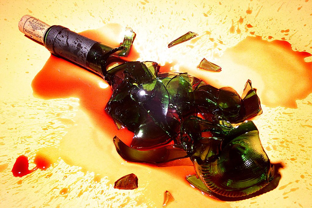 Una botella de vino rota, en una imagen de archivo