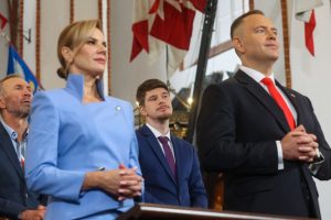 El controvertido Karol Nawrocki, investido presidente de Polonia con un discurso crítico con la UE