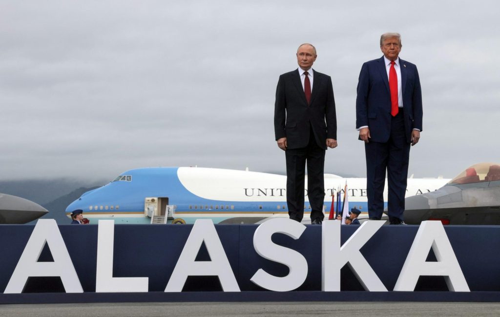 El presidente de los Estados Unidos, Donald Trump (d), y el presidente de Rusia, Vladimir Putin, posan en la pista de aterrizaje de Anchorage, Alaska, el 15 de agosto de 2025