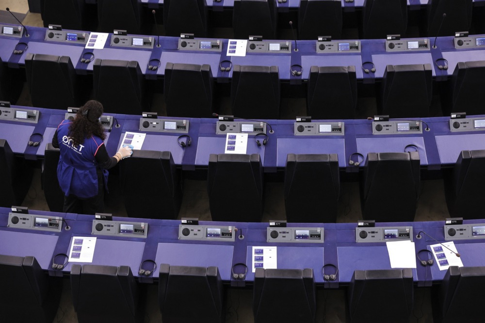 Un trabajador de la limpieza prepara el hemiciclo antes del inicio de un debate en el Parlamento Europeo en Estrasburgo, en septiembre de 2024.
