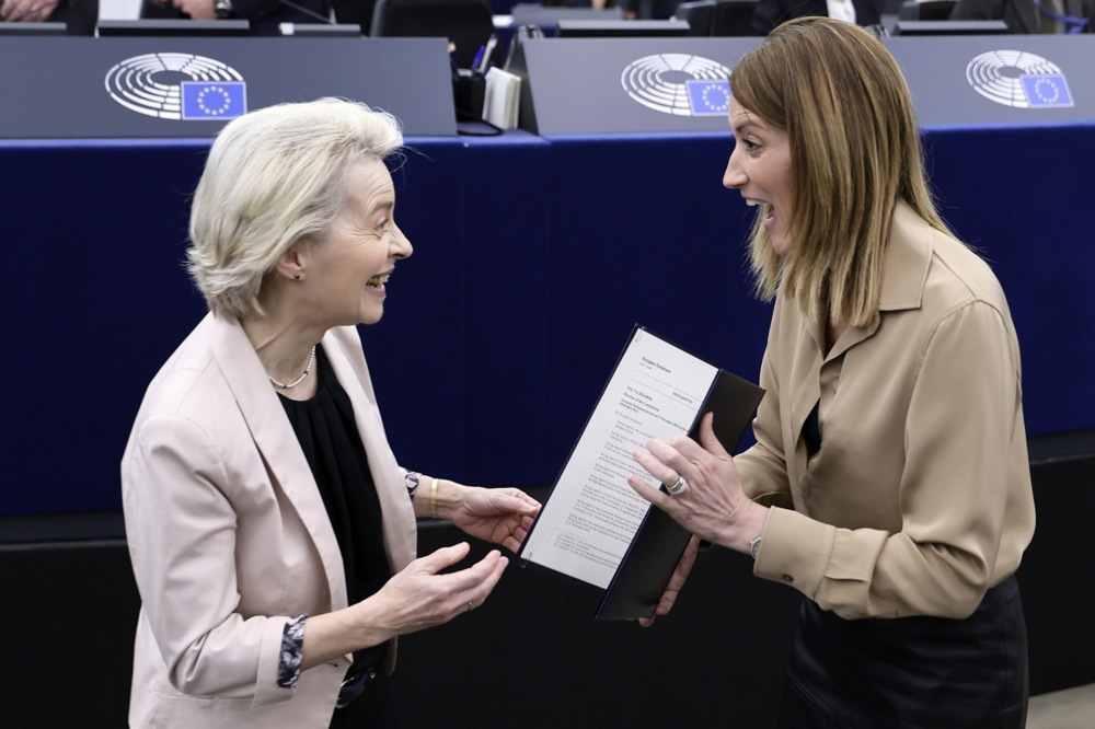 La presidenta de la Comisión Europea, Ursula von der Leyen, recibe el documento para la elección de la Comisión de manos de la presidenta del Parlamento Europeo, Roberta Metsola (derecha), en el Parlamento Europeo, en Estrasburgo, Francia, el 27 de noviembre de 2024.