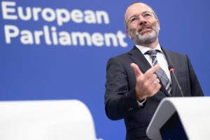 El PPE "examinará" al partido del serbio Vučić