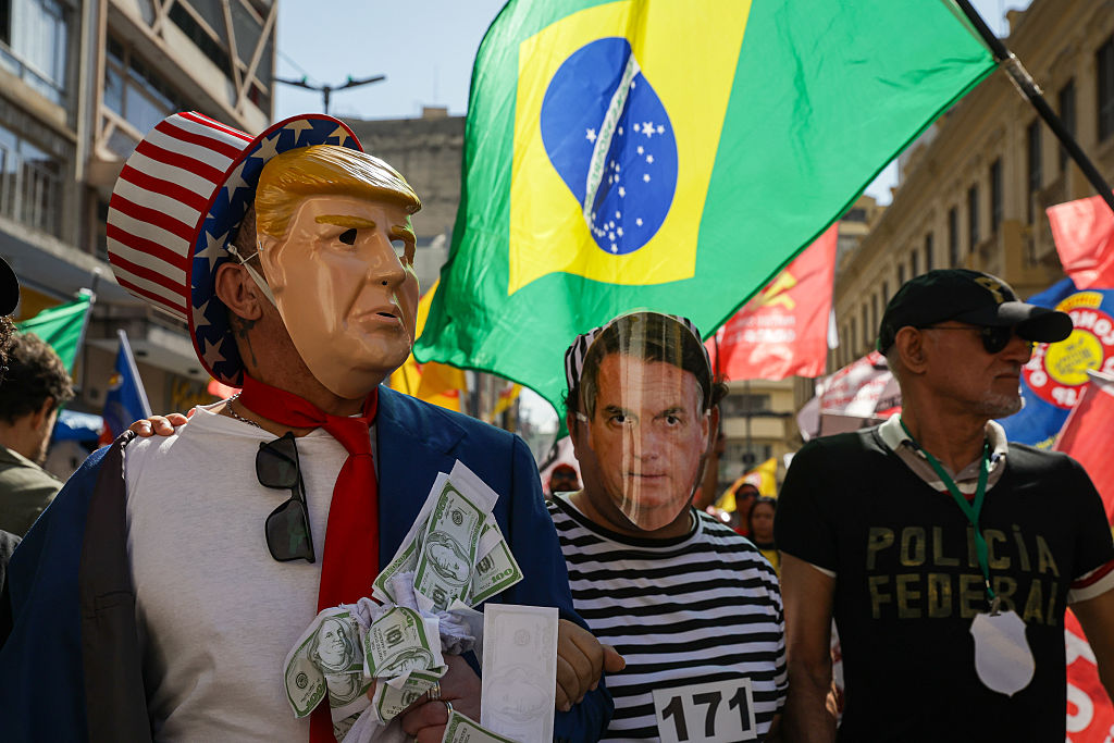 Vendedores ambulantes de San Pablo, Brasil, protestan, con imágenes del presidente estadounidense, Donald Trump, y una representación del expresidente brasileño Jair Bolsonaro como prisionero, el 18 de julio de 2025.