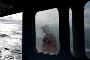 Algunos españoles cambian el fútbol por la pesca y se hacen a la mar