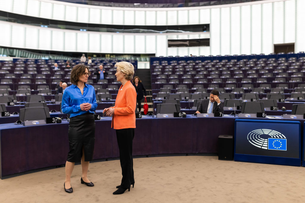 Jessika Roswall (izquierda), conversa con Ursula von der Leyen en el Parlamento Europeo, en Estrasburgo, el 18 de abril de 2023.