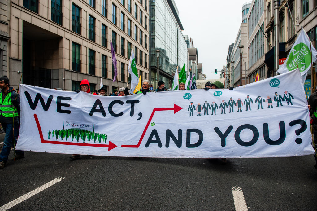 Manifestación en los alrededores del Parlamento Europeo en Bruselas, el 3 de diciembre de 2023, para protestar contra la falta de medidas contra la crisis climática.
