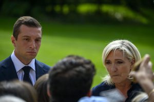 Le Pen pide una disolución "exprés" del Parlamento tras reunirse con Bayrou