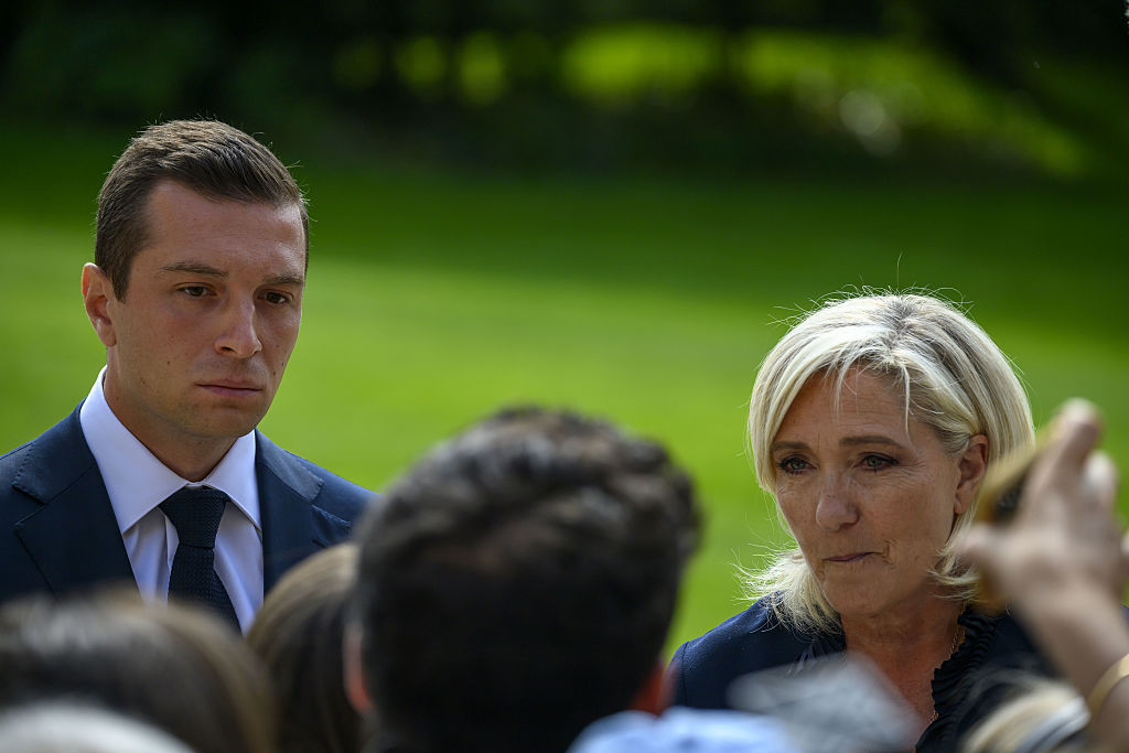 La diputada ultra francesa Marine Le Pen y el presidente del grupo de extrema derecha Agrupación Nacional (RN), Jordan Bardella, son recibidos en el Palacio del Elíseo el 26 de agosto de 2024.