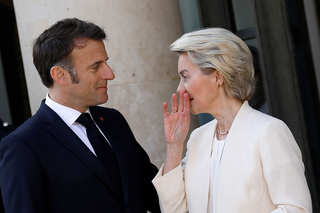 La presidenta de la Comisión Europea, Ursula von der Leyen, es recibida por el presidente francés, Emmanuel Macron, en el Palacio del Elíseo el 27 de marzo de 2025 en París.