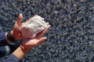 La carrera por los minerales críticos evoca la del petróleo al perjudicar a los pobres, según la ONU