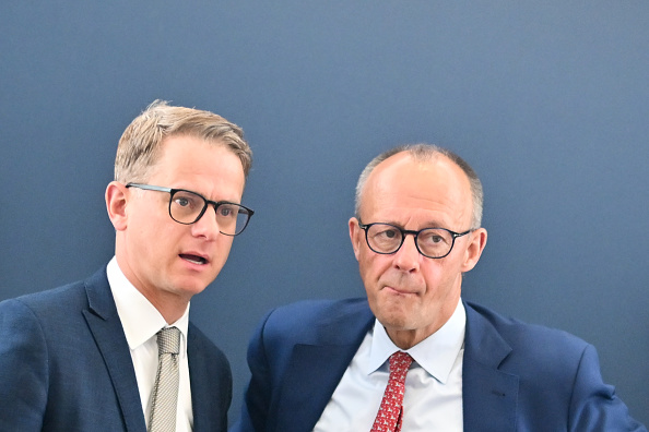 Carsten Linnemann (izquierda), secretario general de la CDU, y Friedrich Merz, canciller de Alemania y líder de la CDU, antes de una reunión del Comité Ejecutivo Federal del partido en la Casa Konrad Adenauer, en Berlín, el 23 de junio de 2025.