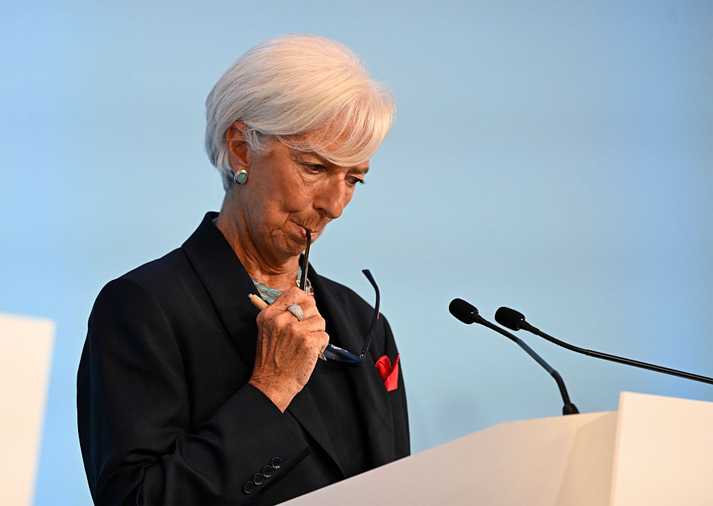 La presidenta del Banco Central Europeo, Christine Lagarde, revisa sus notas antes de una rueda de prensa en una reunión celebrada en Sintra, Portugal, el 30 de junio de 2025.