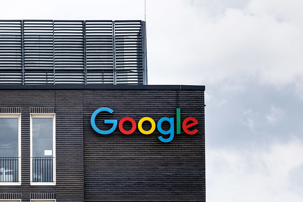 El logotipo de Google en la fachada del edificio de la sede central de la empresa en Múnich, el 30 de julio de 2025.
