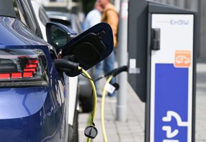 Bruselas relaja el cumplimiento de los límites de CO2 y se reducen las previsiones de ventas de coches eléctricos