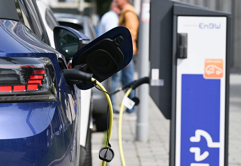 Recarga de un coche eléctrico en Stuttgart, Alemania, en una imagen de agosto de 2025.