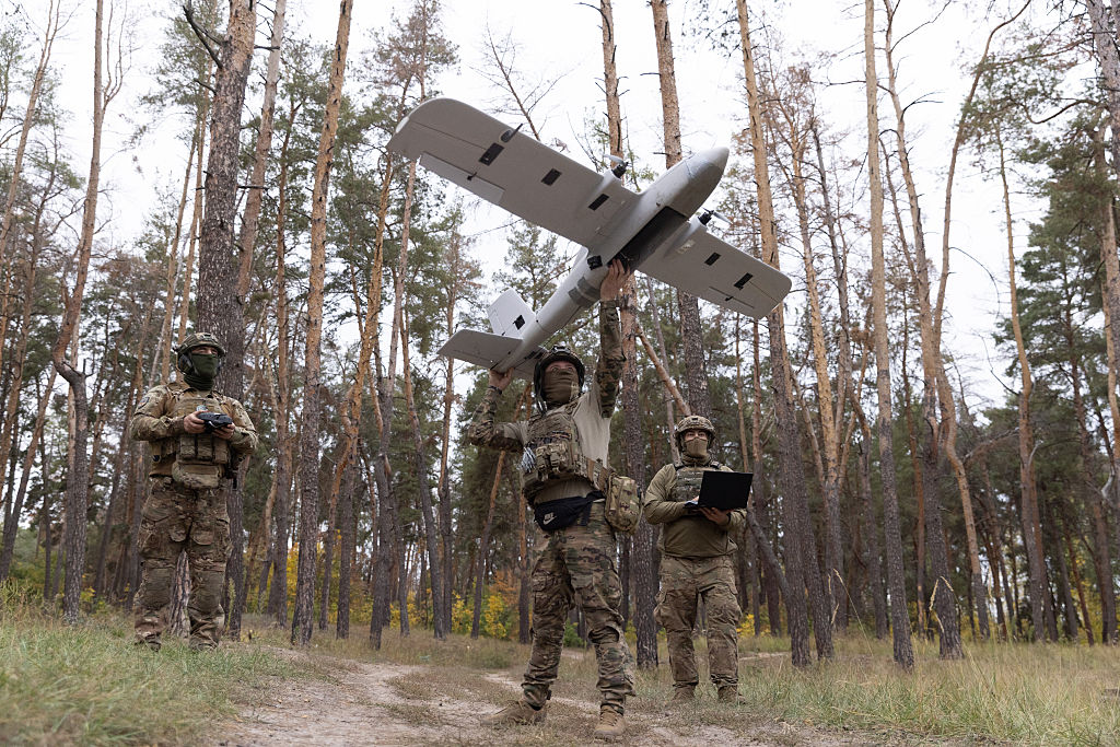 Soldados ucranianos preparan el dron UAV «Evanger» para su lanzamiento el 24 de septiembre de 2025 en el óblast de Járkov, Ucrania.