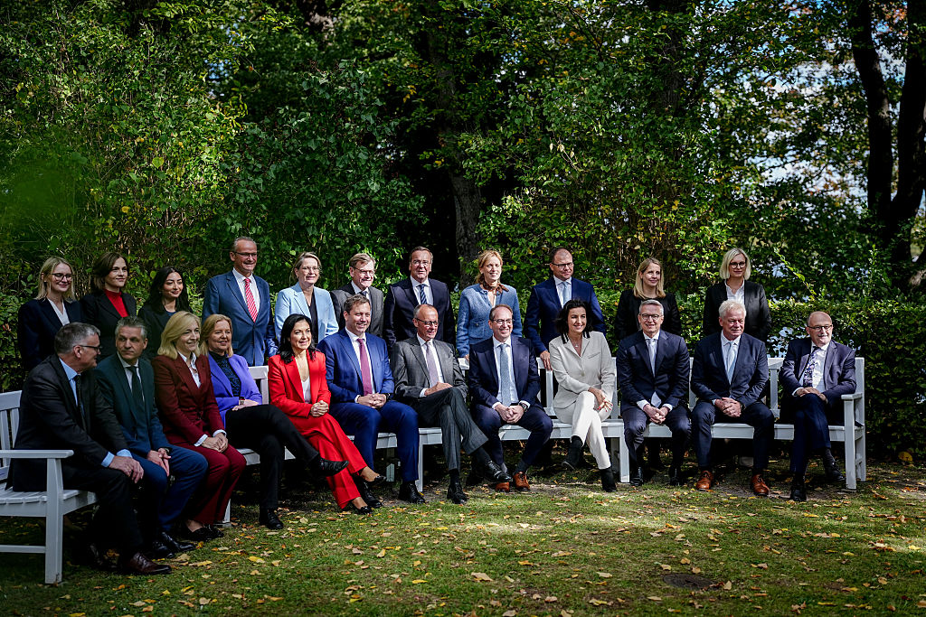 Lars Klingbeil (sexto por la izquierda), ministro federal de Finanzas, vicecanciller y presidente del SPD, y el canciller de Alemania, Friedrich Merz (CDU) posan junto a los miembros del Gobierno de coalición en Villa Borsig, en el lago Tegel, en Berlín, el 30 de septiembre de 2025.