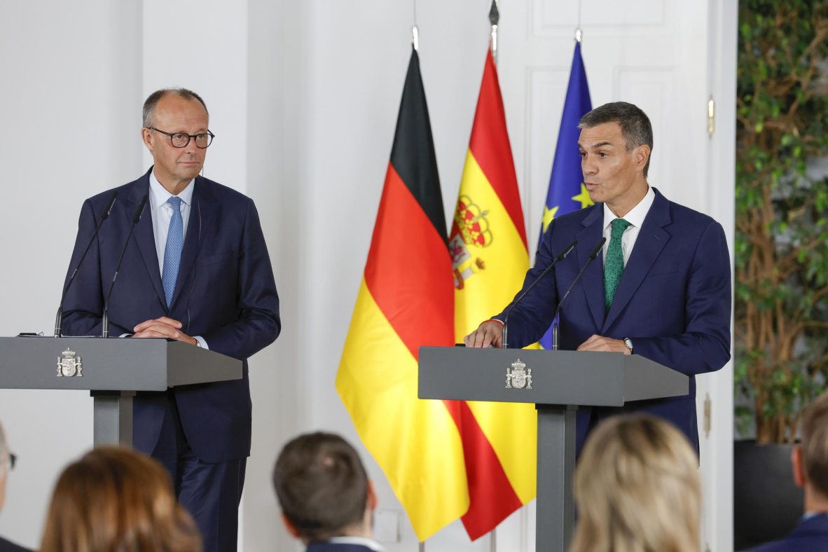 El presidente del Gobierno, Pedro Sánchez (d), ofrece una rueda de prensa junto al canciller de Alemania, Friedrich Merz, tras su encuentro el 18 de septiembre en el Palacio de la Moncloa.