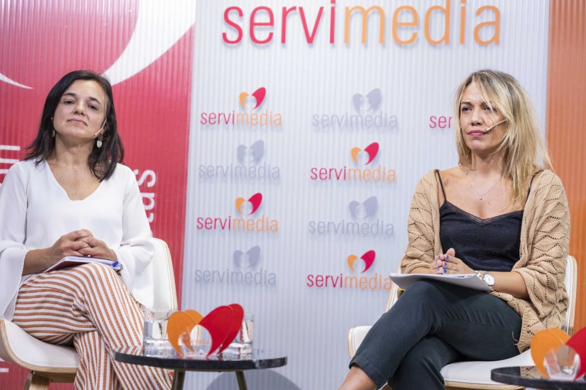 María Canal y Cristina Peña, durante el debate en la sede de Servimedia, socio de EURACTIV