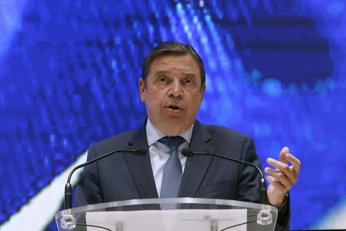 El ministro de Agricultura, Pesca y Alimentación, Luis Planas durante una rueda de prensa tras su encuentro con las organizaciones agrarias Asaja, COAG, UPA y Unión de Uniones el 14 de abril de 2025 en Madrid