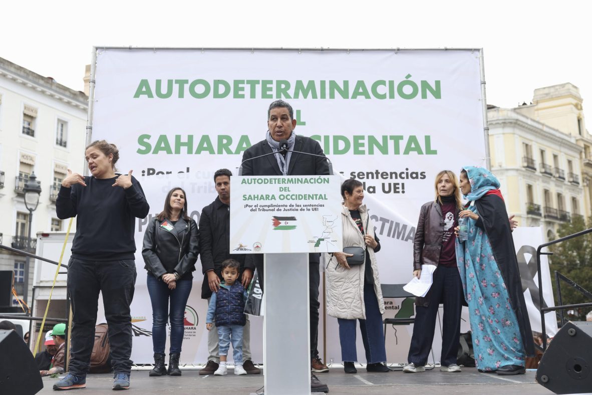 El delegado del Frente Polisario en España, Abdulah Arabi, pronuncia un discurso durante un acto en favor de la autodeterminación del Sáhara Occidental convocada por asociaciones prosaharauis en Madrid, el 16 de noviembre de 2024.