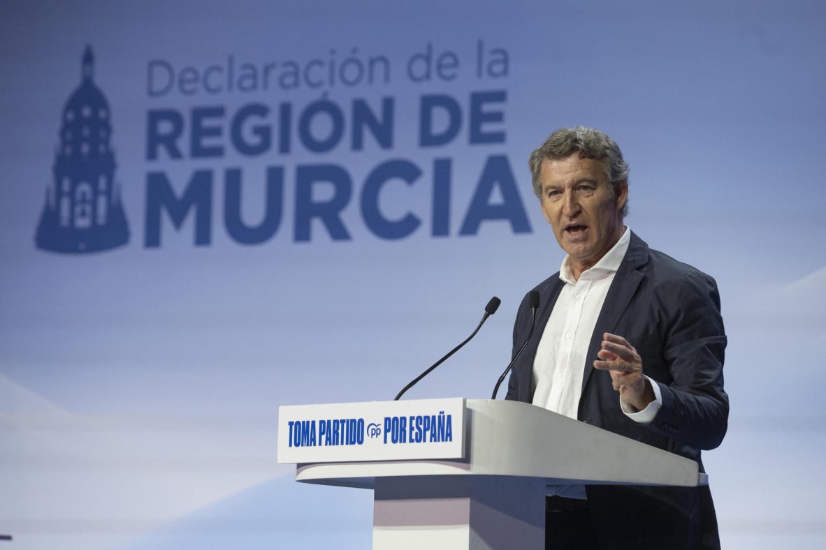 El presidente del PP, Alberto Núñez Feijóo, durante un momento de su intervención en el acto de clausura de la cumbre del partido en Murcia, el 28 de septiembre de 2025.