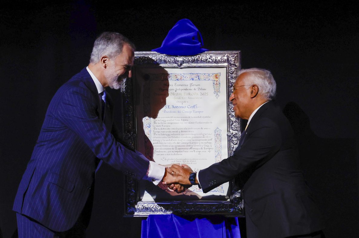El rey Felipe VI entrega al presidente del Consejo Europeo, Antonio Costa (d), el premio Fórum Europa 2025 el 29 de septiembre de 2025 en el Teatro Real en Madrid.