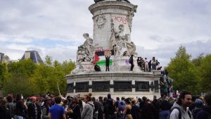 Masivas protestas en París y otras ciudades francesas contra los planes de austeridad y en apoyo a los palestinos