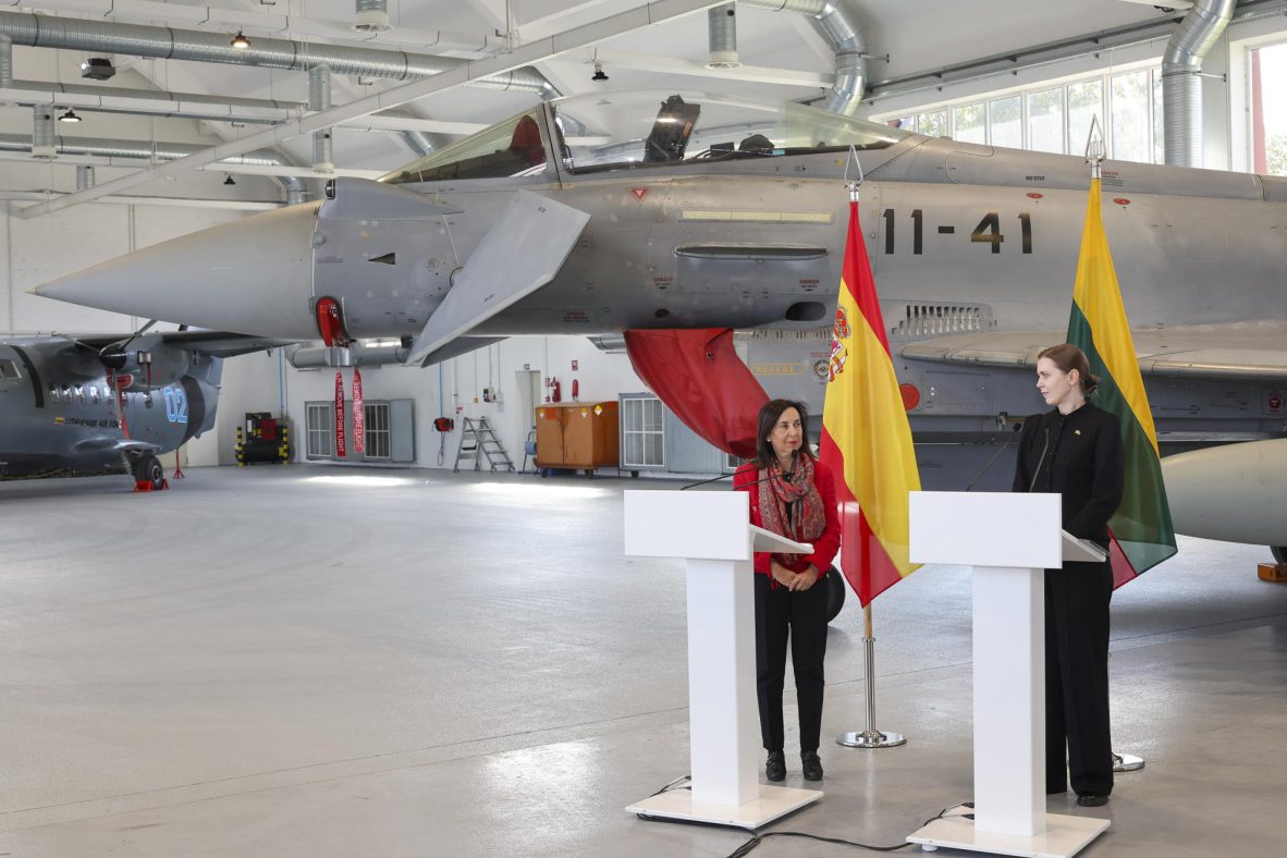 La ministra española de Defensa, Margarita Robles, y su homóloga lituana, Dovilë Sakalienë (d), ofrecen una rueda de prensa desde la Base Aérea de Siauliai, el 24 de septiembre de 2025.