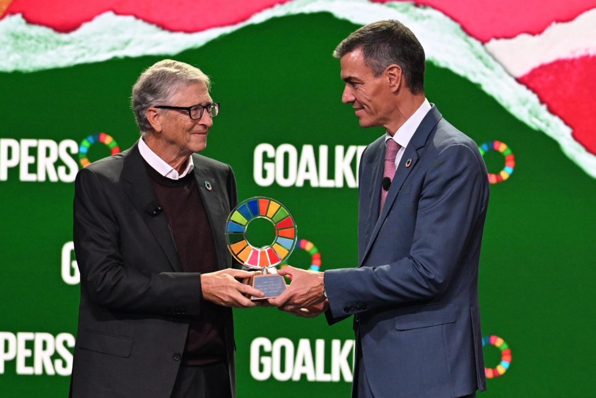 El presidente del Gobierno, Pedro Sánchez, recibe el Premio Global Goalkeeper 2025 por su «compromiso» con los objetivos de desarrollo sostenible de la ONU (ODS), de manos del presidente de la Fundación Gates, Bill Gates, en un evento en Nueva York, el 23 de septiembre de 2025.