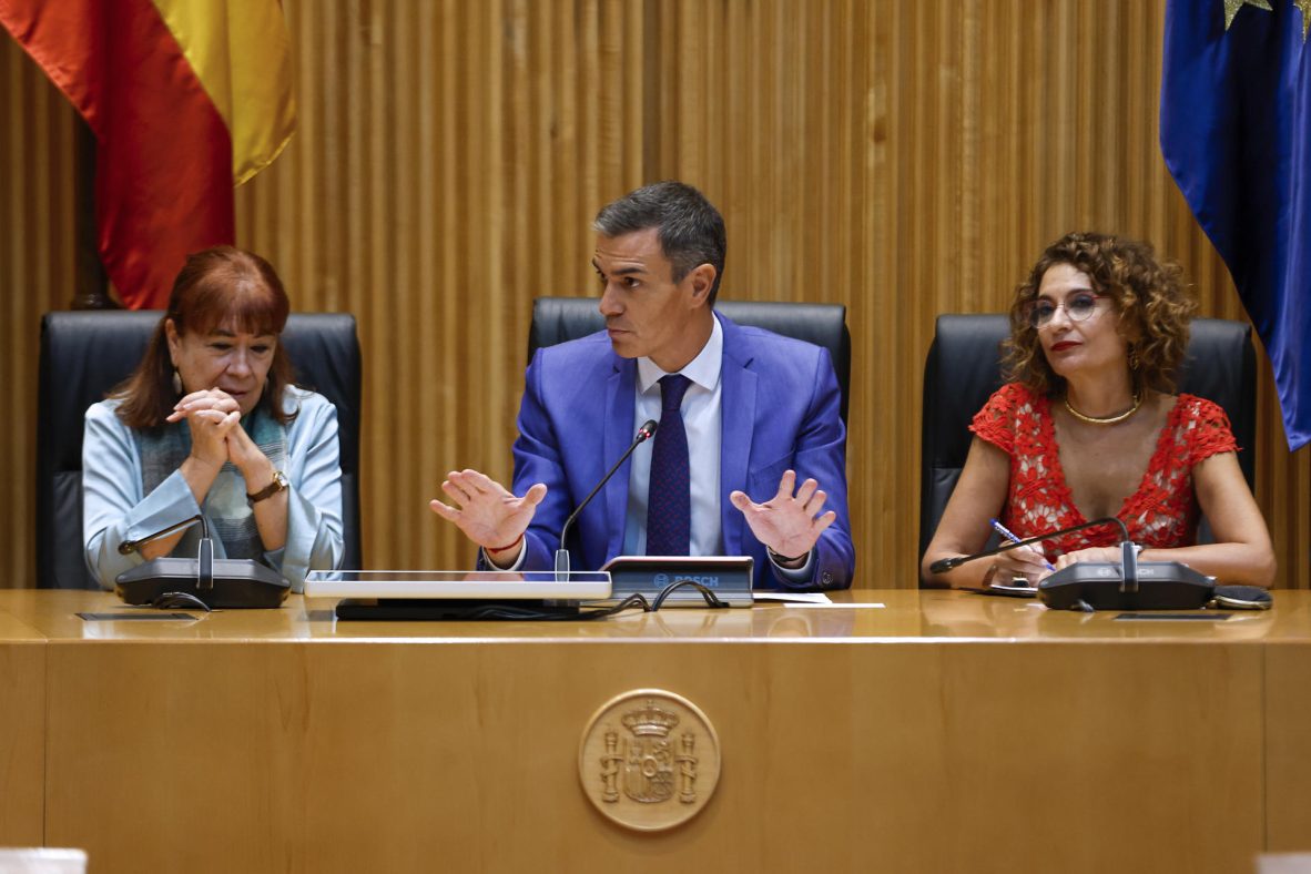 El presidente del Gobierno y secretario general del PSOE, Pedro Sánchez, (C), junto a la presidenta del PSOE, Cristina Narbona (i) y la vicesecretaria general, María Jesús Montero (d), preside la reunión interparlamentaria del Grupo Parlamentario Socialista, el 15 de septiembre de 2025 en el Congreso.