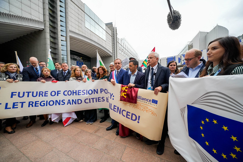 Protesta ante el Parlamento Europeo en Bruselas contra la propuesta de presupuesto plurianual de la Comisión Europea, el 15 de octubre de 2025.