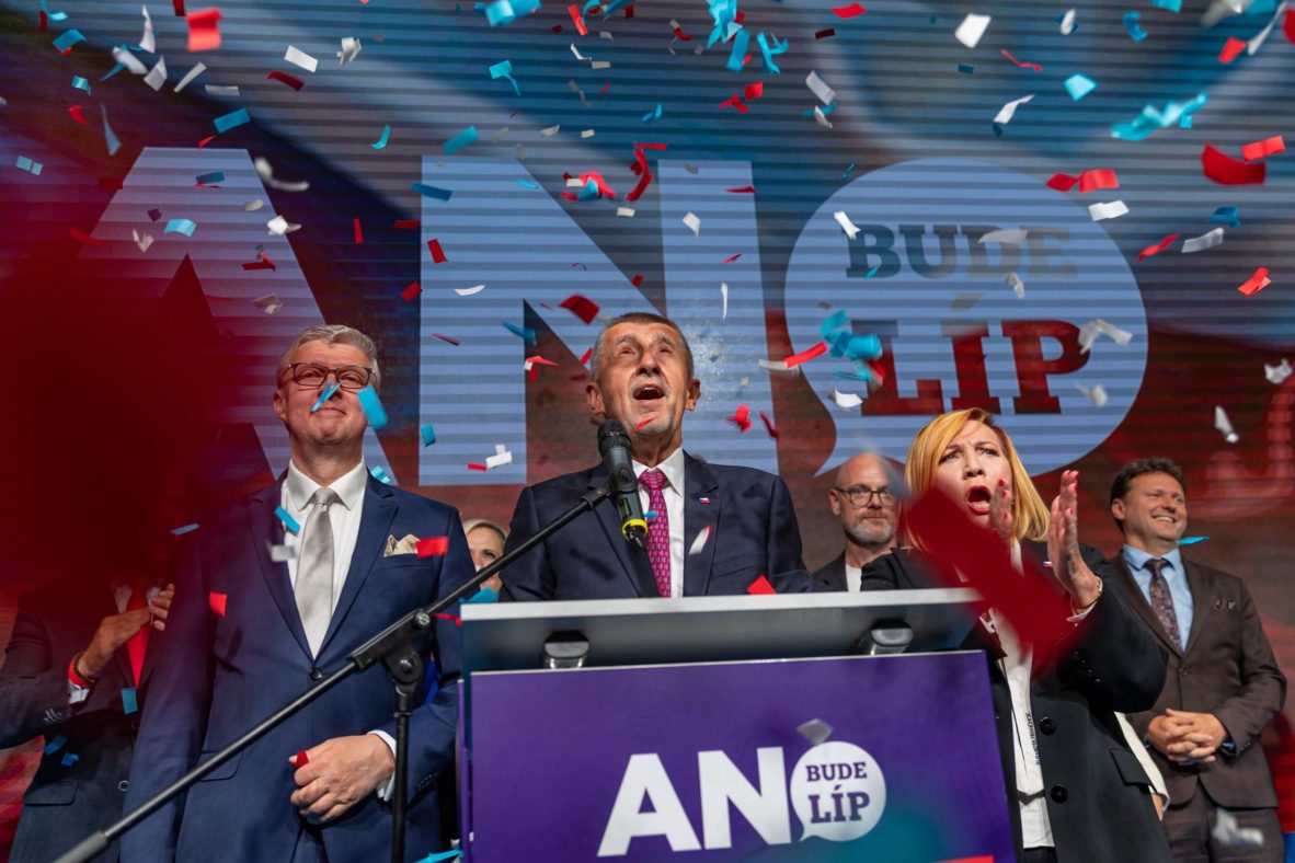 Andrej Babis (c) celebra la victoria de su partido, ANO, en las elecciones checas, en la noche del 4 de octubre de 2025.