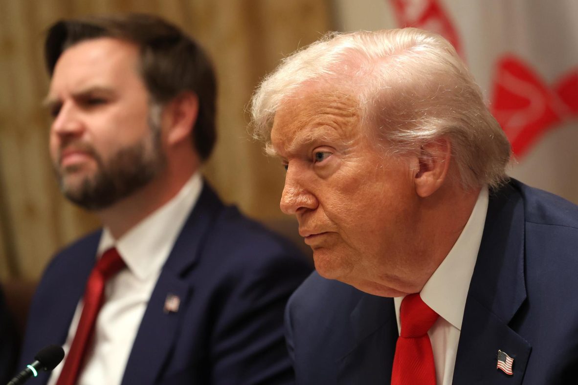 El presidente de Estados Unidos, Donald Trump, en una reunión en la Casa Blanca, en Washington DC, con el presidente argentino, Javier Milei, (que no aparece en la foto), el 14 de octubre de 2025.