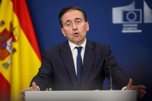 Albares traslada a la UE que España no apoya "una acción sin cobertura legal" porque "la violencia sólo trae el caos"