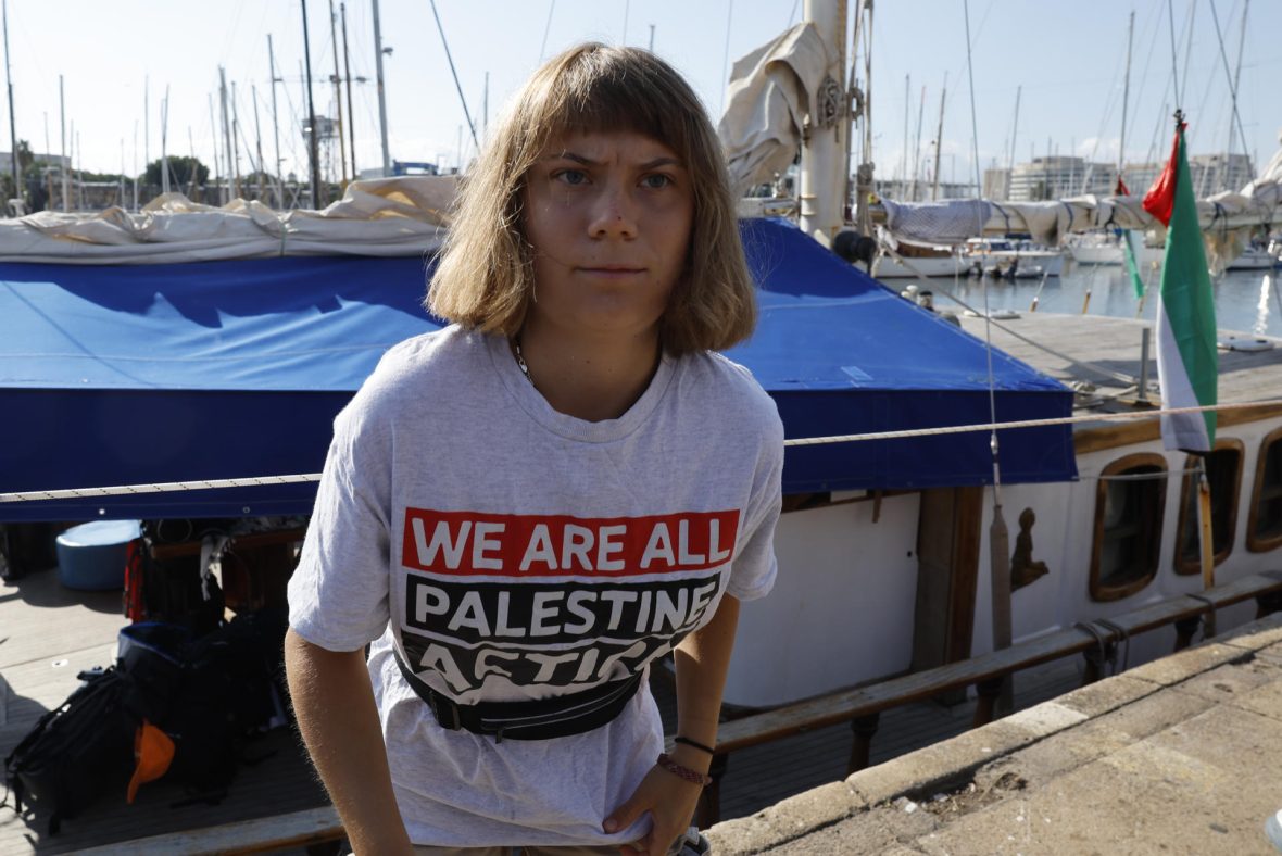 La activista clímatica y social sueca Greta Thunberg (c) llega a la rueda de prensa organizada por la flotilla Global Sumud en Barcelona, el 31 de agosto de 2025.
