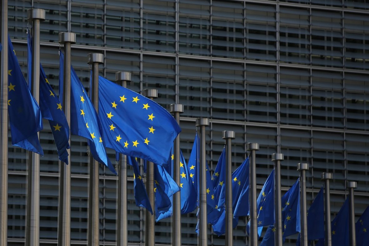 Banderas de la UE frente a la sede de la Comisión Europea en Bruselas, en una imagen de archivo.