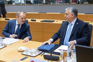 Duro cruce de acusaciones entre Tusk y Orbán por la postura de la UE en Ucrania