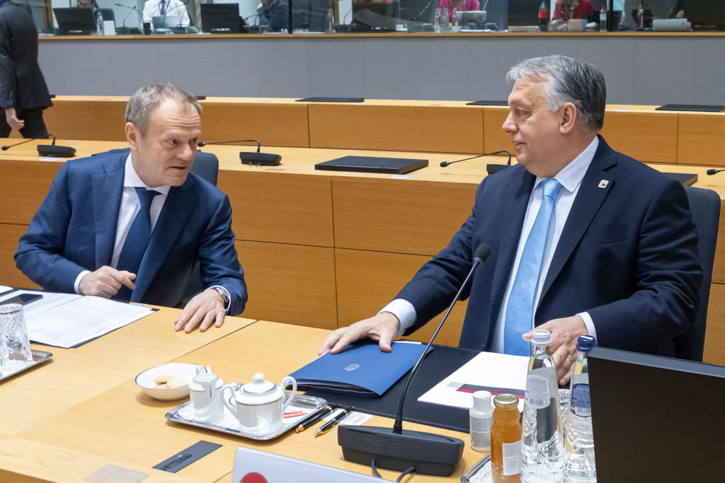 El primer ministro de Polonia, Donald Tusk, conversa con el primer ministro de Hungría, Viktor Orbán, durante la segunda jornada de la cumbre europea del 22 de marzo de 2024 en Bruselas.