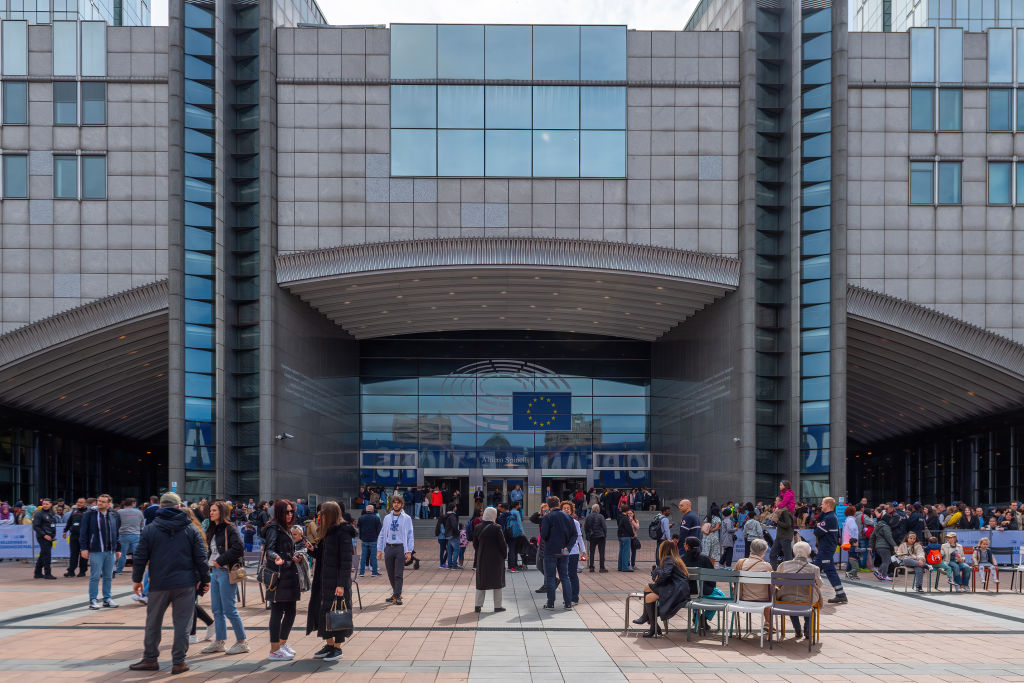 Un grupo de personas ante el edificio Paul-Henri Spaak del Parlamento Europeo, en Bruselas, en una imagen de 2024.