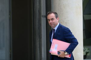 Dimite el primer ministro francés pocas horas después de presentar su gabinete