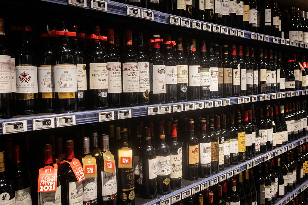 Botellas de vino en un supermercado en Francia, en una imagen de archivo.
