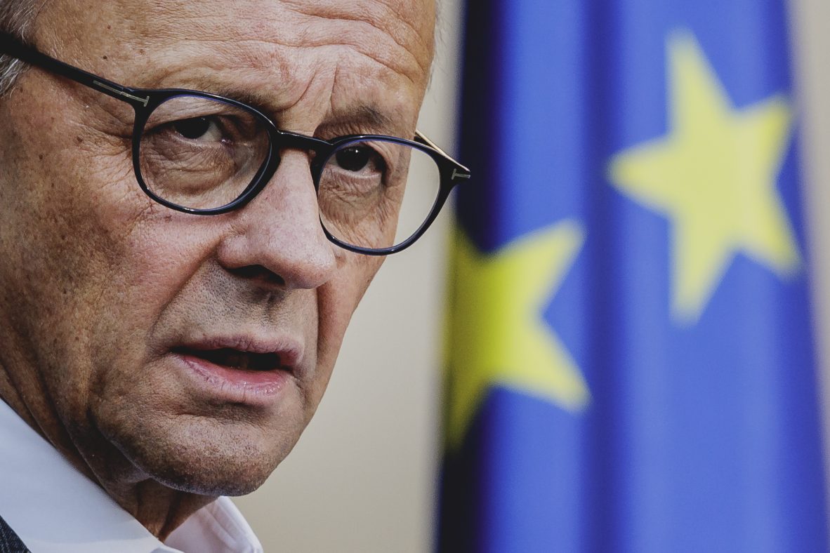 El canciller alemán, Friedrich Merz, habla con los medios antes de la reunión del gabinete en Villa Borsig, Berlín, el 30 de septiembre de 2025.