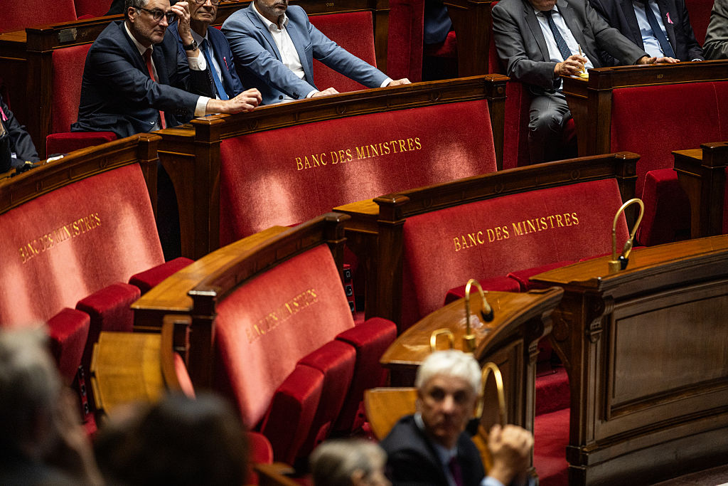 Escaños vacíos asignados a los ministros del Gobierno francés en la Asamblea Nacional, en una imagen de archivo.