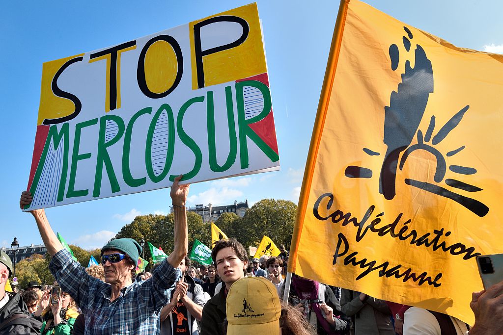 Protestas de agricultores franceses en París en octubre de 2025 contra el acuerdo UE-Mercosur.
